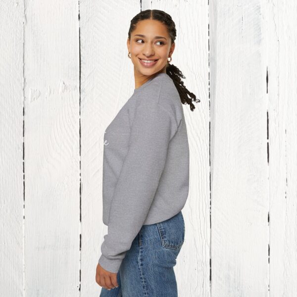 Oh honey, I'm that auntie Crewneck Sweatshirt - Image 10